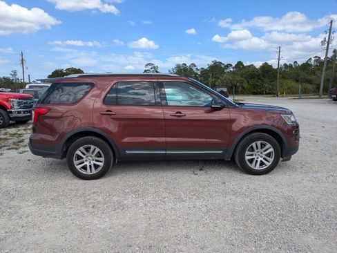 Used 2018 Ford Explorer XLT w/ Equipment Group 202A AWD/4WD image 3
