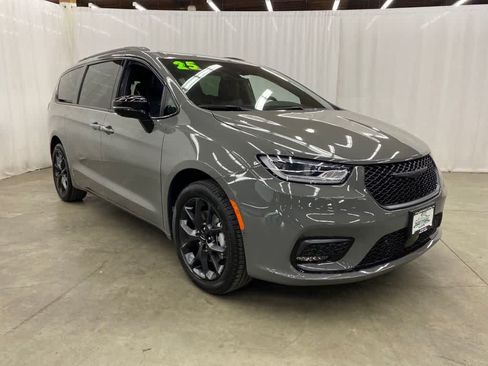 Used 2025 Chrysler Pacifica Limited w/ Uconnect Theater Family Group AWD/4WD image 8
