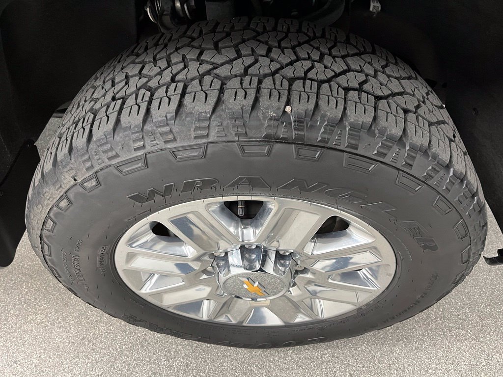 Used 2024 Chevrolet Silverado 2500 High Country w/ Technology Package AWD/4WD image 18