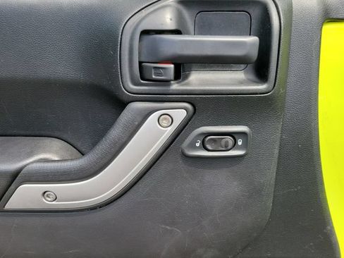 Used 2016 Jeep Wrangler Unlimited Sahara w/ Connectivity Group AWD/4WD image 14