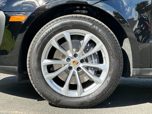 Certified 2025 Porsche Macan AWD/4WD image 30