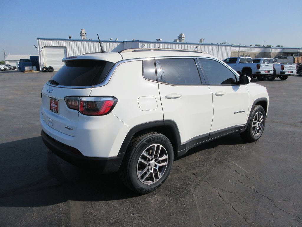 Used 2017 Jeep Compass Latitude w/ Cold Weather Group AWD/4WD image 4