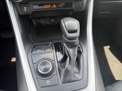 Used 2020 Toyota RAV4 XLE w/ Carpet Mat Package AWD/4WD image 24