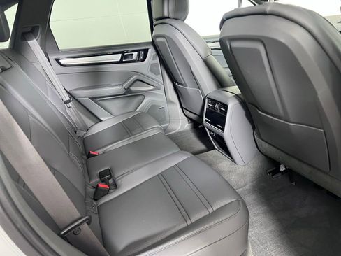Certified 2023 Porsche Cayenne Platinum Edition AWD/4WD image 24