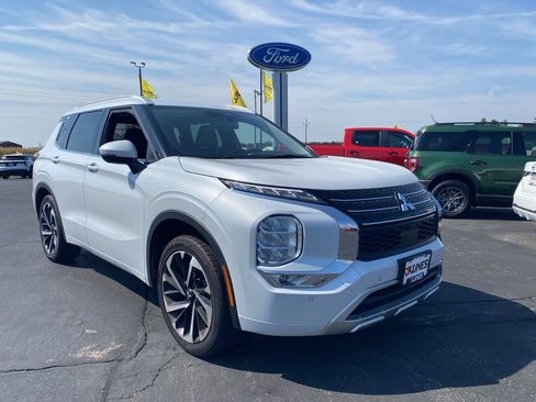 Used 2023 Mitsubishi Outlander SEL image 2