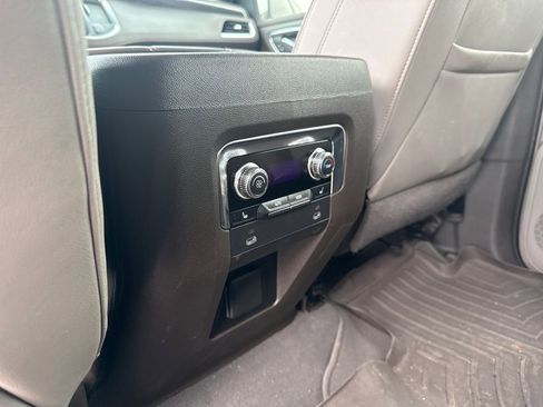 Used 2022 GMC Yukon SLT w/ SLT Luxury Package RWD image 12