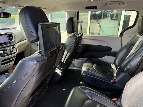 Used 2022 Chrysler Pacifica Touring-L w/ Uconnect Theater Family Group FWD image 31