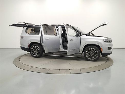 Used 2022 Jeep Grand Wagoneer Series III w/ Rear Seat Video Group 1 image 16