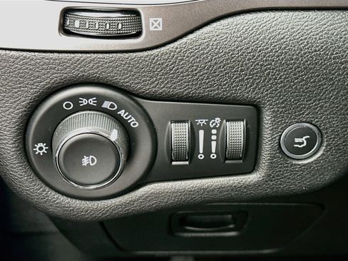 Used 2019 Jeep Cherokee Latitude Plus w/ Comfort/Convenience Group AWD/4WD image 17