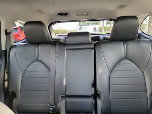 Used 2020 Toyota Highlander XLE FWD image 21