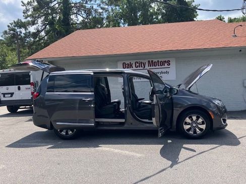 Used 2018 Chrysler Pacifica Limited w/ Advanced Safetytec Group image 9