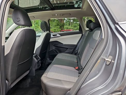 Certified 2025 Volkswagen Taos SE w/ Panoramic Sunroof Package AWD/4WD image 12