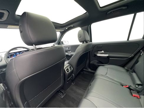 Used 2023 Mercedes-Benz EQB 300 4MATIC image 23