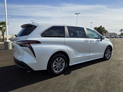 Used 2025 Toyota Sienna XLE image 4