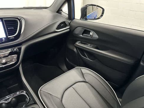 Used 2026 Chrysler Pacifica Limited FWD image 13