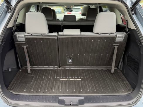 Used 2022 Toyota Highlander XLE AWD/4WD image 5