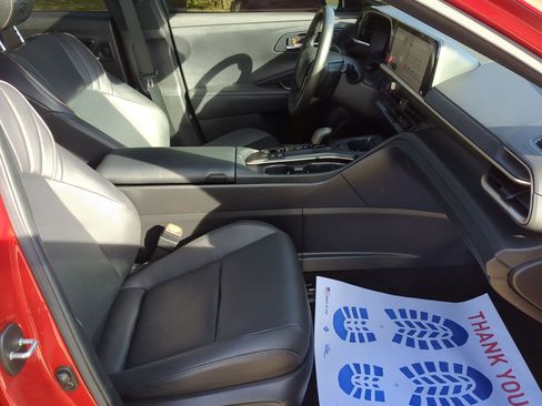 Used 2023 Toyota Crown Limited image 31