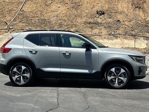 Certified 2025 Volvo XC40 B5 Plus AWD/4WD image 3