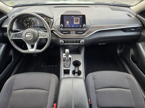 Used 2025 Nissan Altima 2.5 SV FWD image 11
