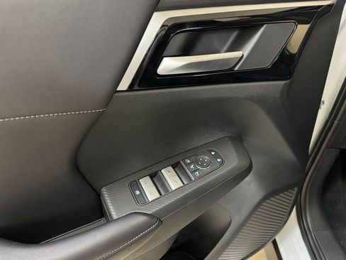 Used 2024 Mitsubishi Outlander 4WD Plug-In Hybrid image 7