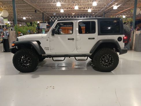 Used 2019 Jeep Wrangler Unlimited Sport S AWD/4WD image 9