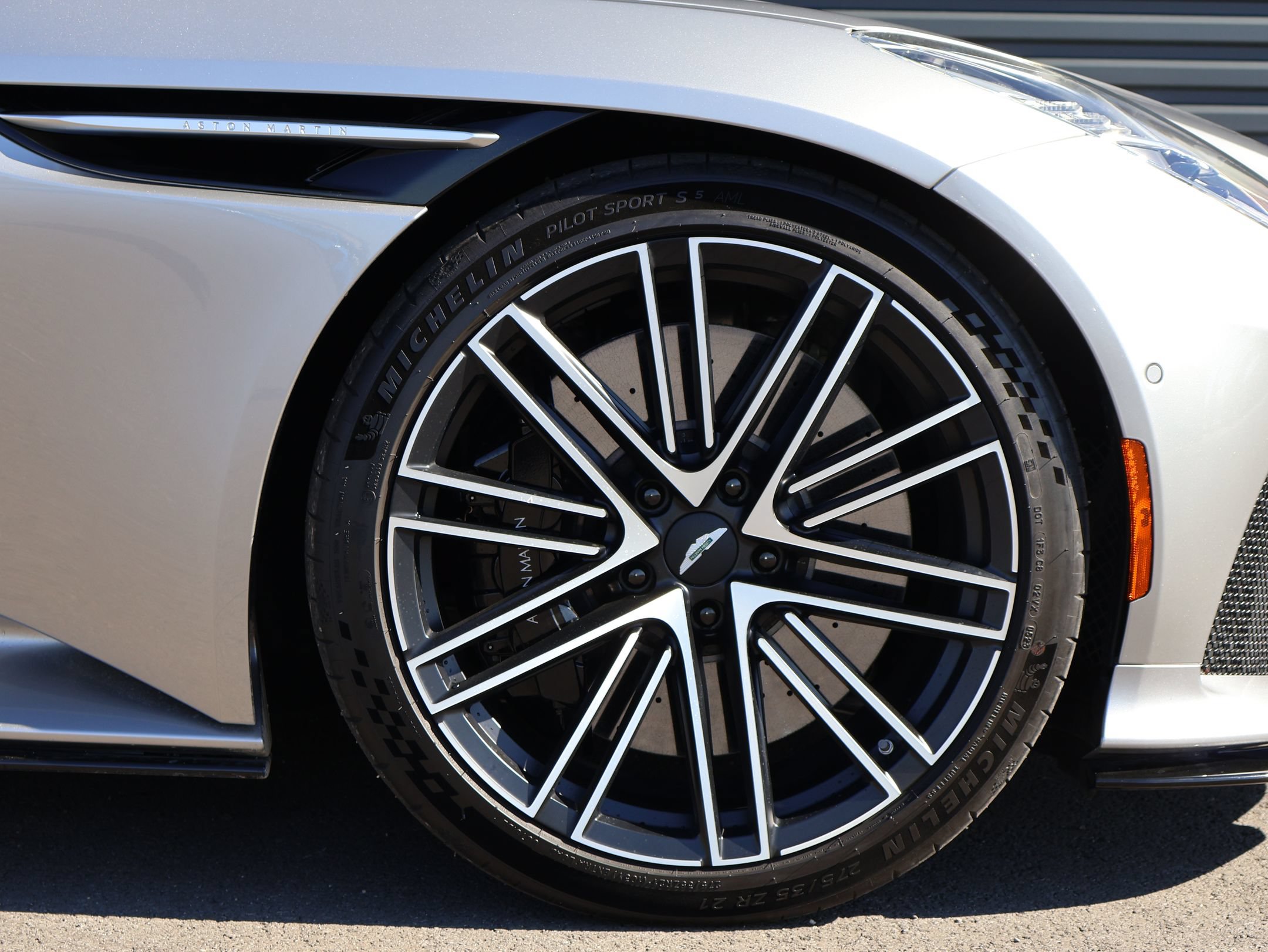 Used 2024 Aston Martin DB12 Convertible RWD image 27