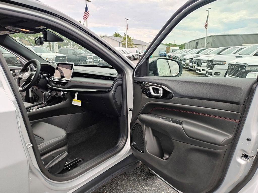 New 2026 Jeep Compass Trailhawk w/ Sun, Sound & Navigation Group AWD/4WD image 36