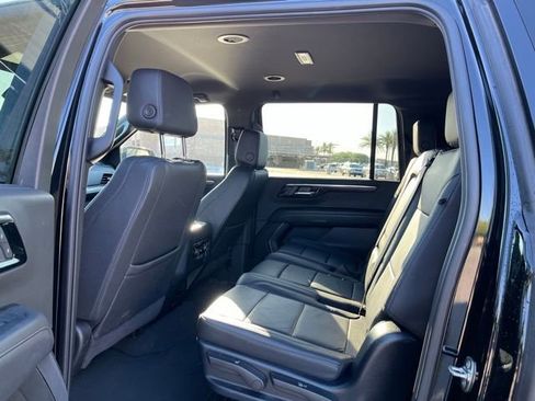 Used 2025 Chevrolet Suburban Z71 AWD/4WD image 15