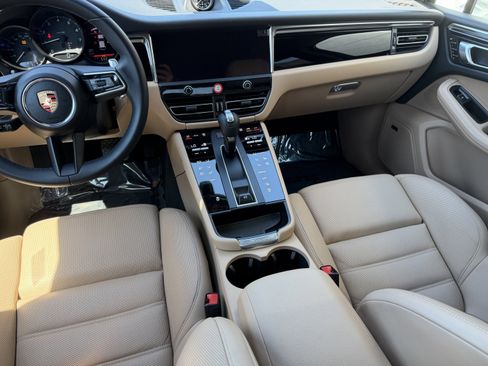 Certified 2025 Porsche Macan AWD/4WD image 19