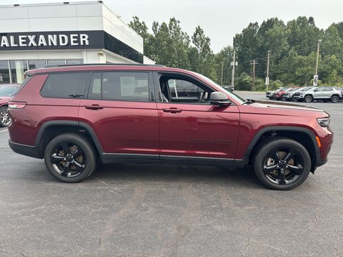 Used 2023 Jeep Grand Cherokee L Laredo AWD/4WD image 2