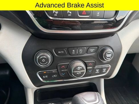 Used 2019 Jeep Cherokee Limited w/ Luxury Group AWD/4WD image 11