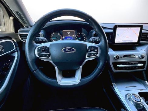 Used 2022 Ford Explorer XLT w/ Equipment Group 202A image 11