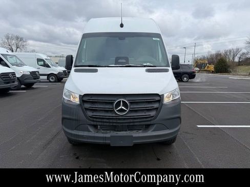 Used 2025 Mercedes-Benz Sprinter 2500 image 2