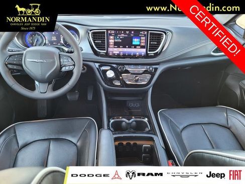 Certified 2025 Chrysler Pacifica Limited FWD image 6