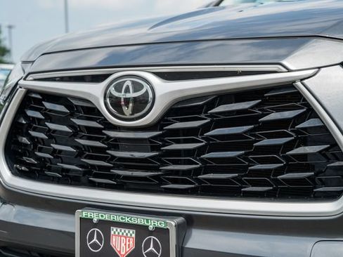 Used 2020 Toyota Highlander XLE AWD/4WD image 11