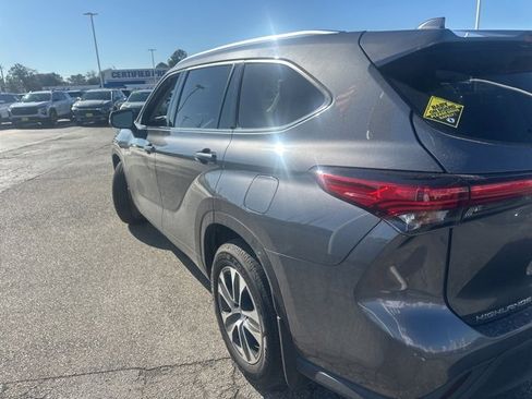 Used 2021 Toyota Highlander XLE image 3