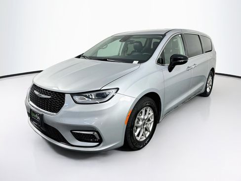 Used 2024 Chrysler Pacifica Touring-L FWD image 3