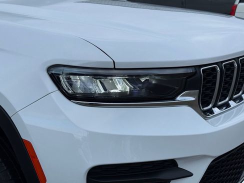 New 2025 Jeep Grand Cherokee Laredo w/ Luxury Tech Group I AWD/4WD image 9