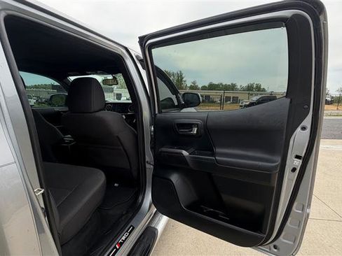 Used 2016 Toyota Tacoma TRD Off-Road w/ Premium & Technology Package image 15