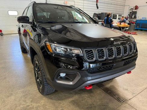 Certified 2025 Jeep Compass Trailhawk AWD/4WD image 1