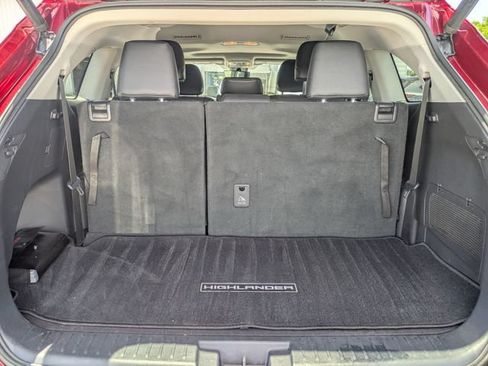 Used 2020 Toyota Highlander XLE FWD image 24