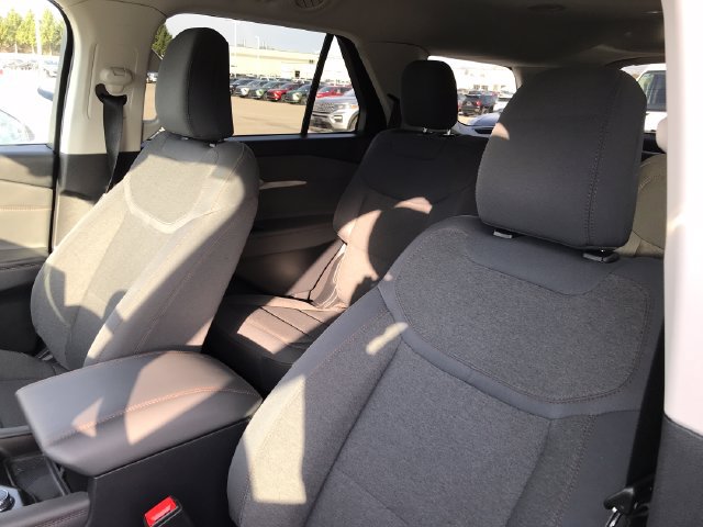Used 2025 Ford Explorer Active AWD/4WD image 4
