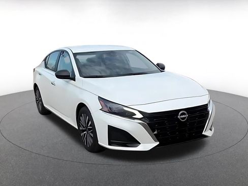 Used 2025 Nissan Altima 2.5 SV FWD image 3