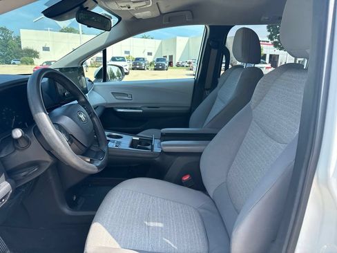 Used 2025 Toyota Sienna LE FWD image 12