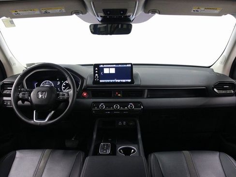 Used 2025 Honda Pilot Touring image 2