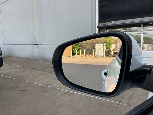 Used 2025 Chevrolet Trax LT w/ LT Convenience Package image 18