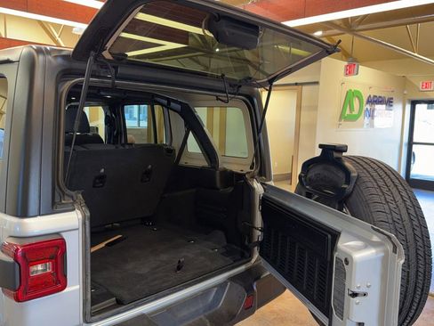 Used 2024 Jeep Wrangler Unlimited Sahara image 17