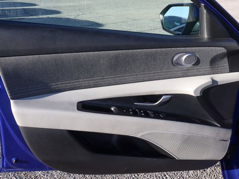 Used 2024 Hyundai Elantra Limited image 13