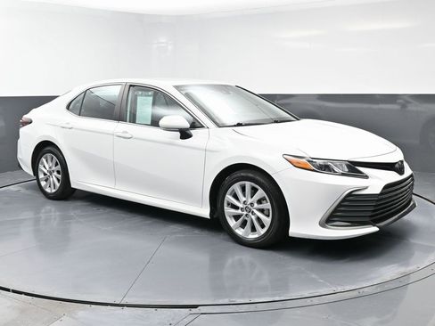 Used 2023 Toyota Camry LE image 3