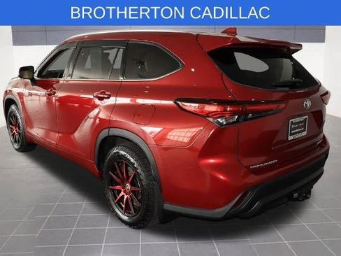 Used 2022 Toyota Highlander XLE AWD/4WD image 3